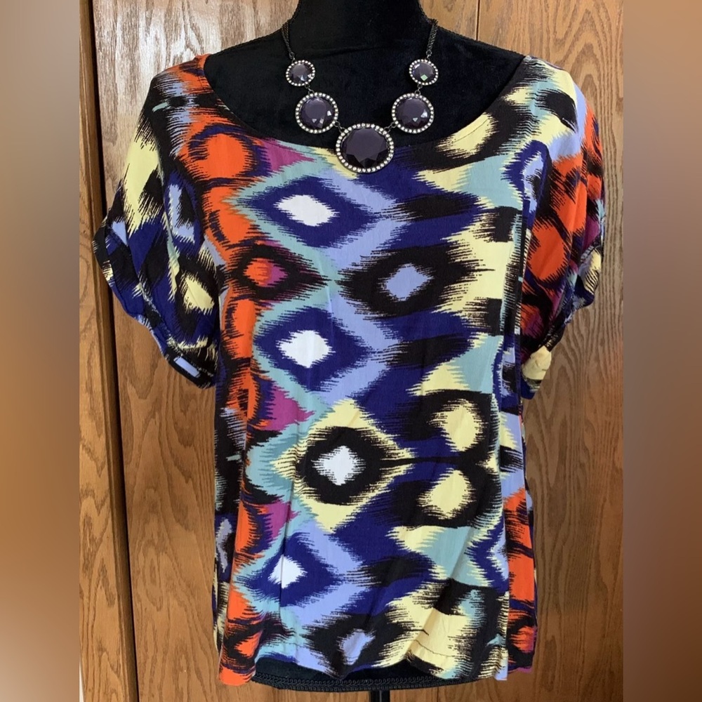 No Boundaries Colorful Shortsleeve 1/2 Zipper Back Lightweight Blouse Size Large